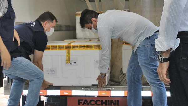 Doses da vacina contra a Covid-19 começam a ser entregues às prefeituras