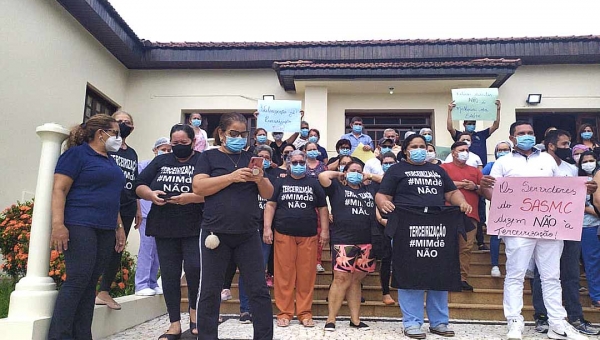 Trabalhadores da Saúde fecham vias do Centro de Rio Branco em protesto contra terceirização