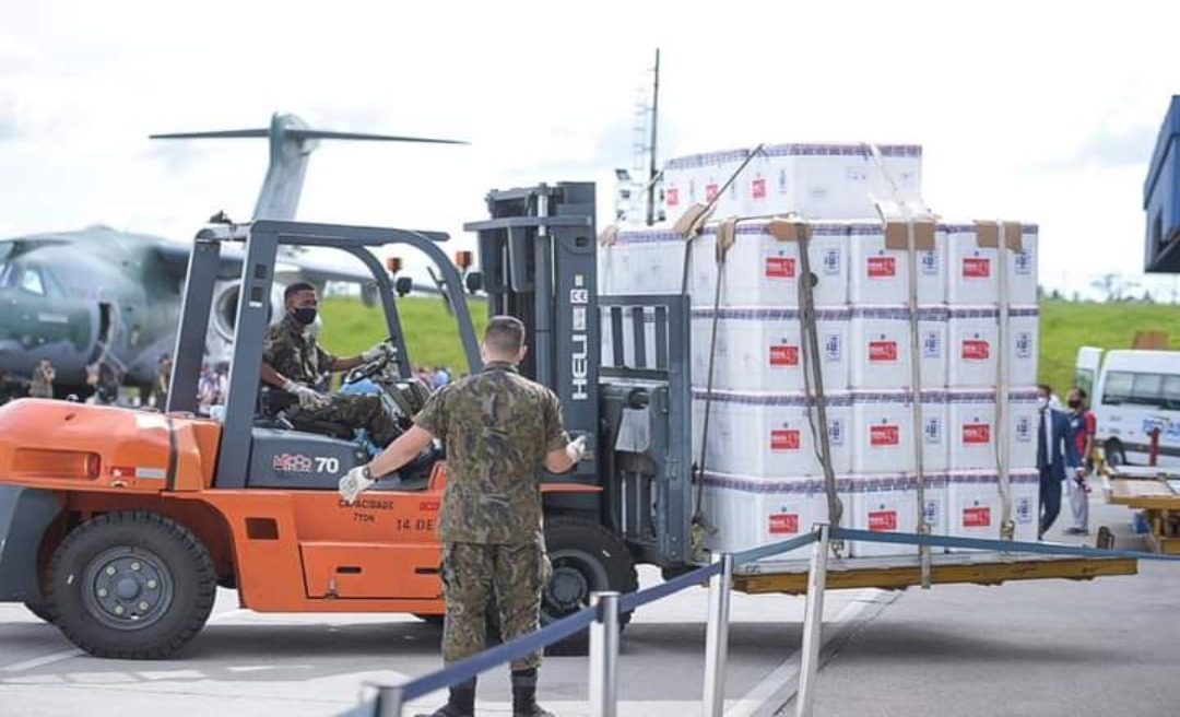 Avião com as 41 mil doses da CoronaVac não decola de Manaus por conta do mau tempo em Rio Branco e chegada do imunizante atrasa