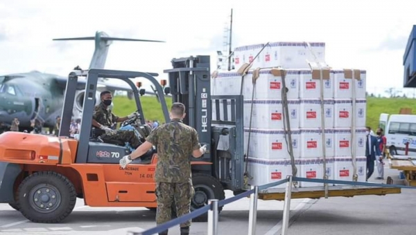 Avião com as 41 mil doses da CoronaVac não decola de Manaus por conta do mau tempo em Rio Branco e chegada do imunizante atrasa
