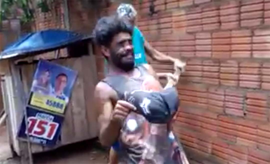 Homem pega ‘disciplina’ por roubar em território onde é comandado pelo CV no Acre