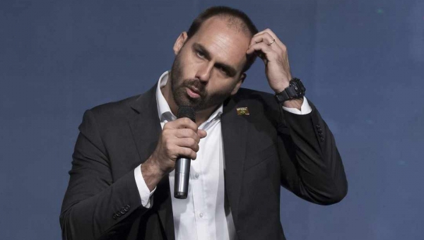 Eduardo Bolsonaro é condenado a indenizar repórter Patrícia Campos Mello por danos morais