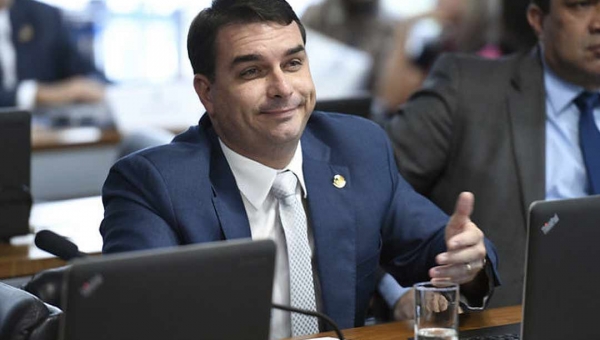 Gilmar suspende julgamento sobre foro de Flávio Bolsonaro no caso das rachadinhas