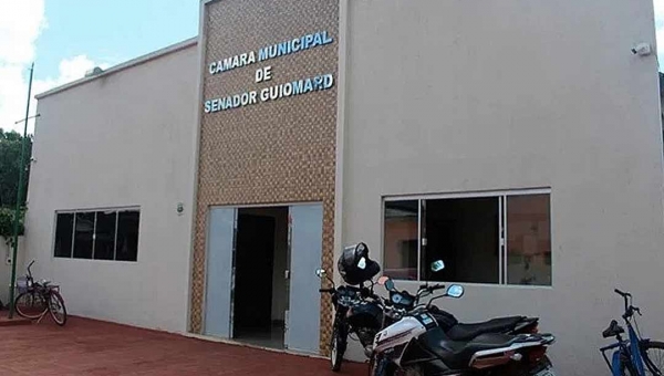 Vereadores do Quinari suspendem reajuste de salário após pressão popular e do MP