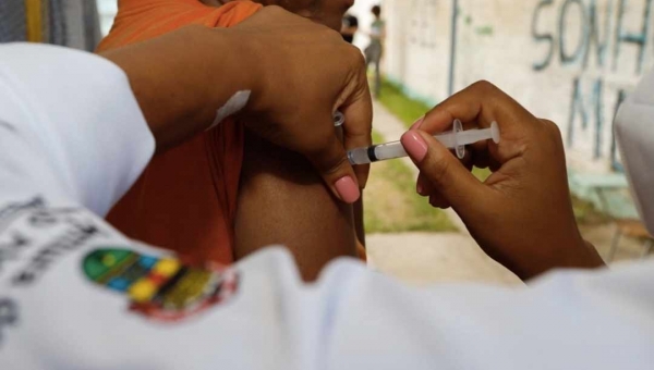 Casos de “fura-fila” da vacina contra Covid-19 podem ser denunciados à Ouvidoria Nacional do Ministério Público