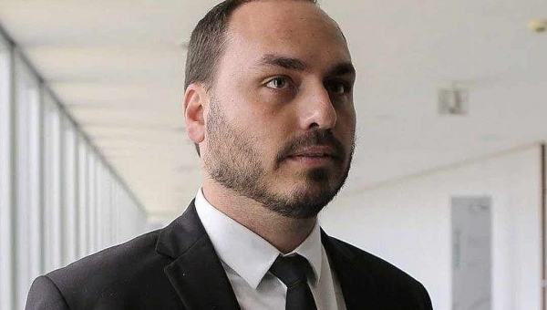 Carlos Bolsonaro comete gafe ao confundir imunizados do 'BBB' com vacinados pela covid-19