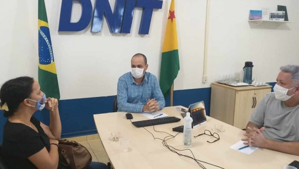 No Dnit, prefeita de Tarauacá pede recuperação da cabeceira da ponte e recebe garantia do órgão