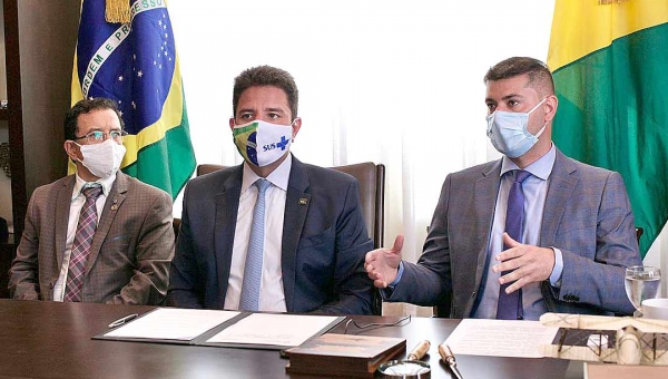 Presidente Nicolau Júnior e demais membros da Mesa Diretora da Aleac tomam posse