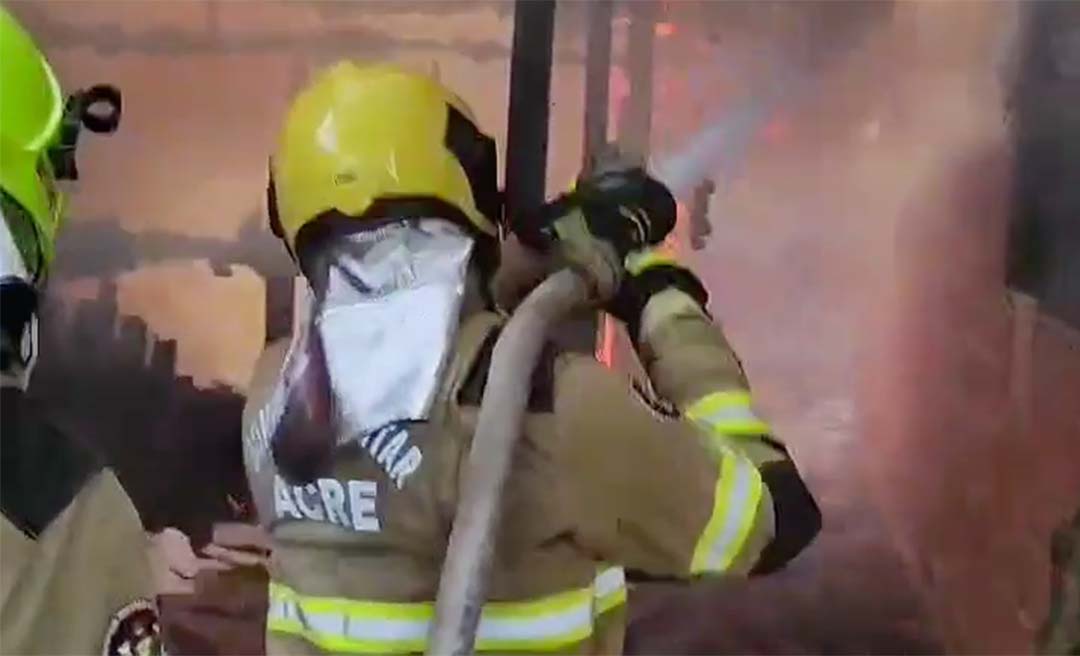 Casa pega fogo no bairro Santa Inês; não houve vítima, diz Corpo de Bombeiros