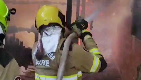 Casa pega fogo no bairro Santa Inês; não houve vítima, diz Corpo de Bombeiros