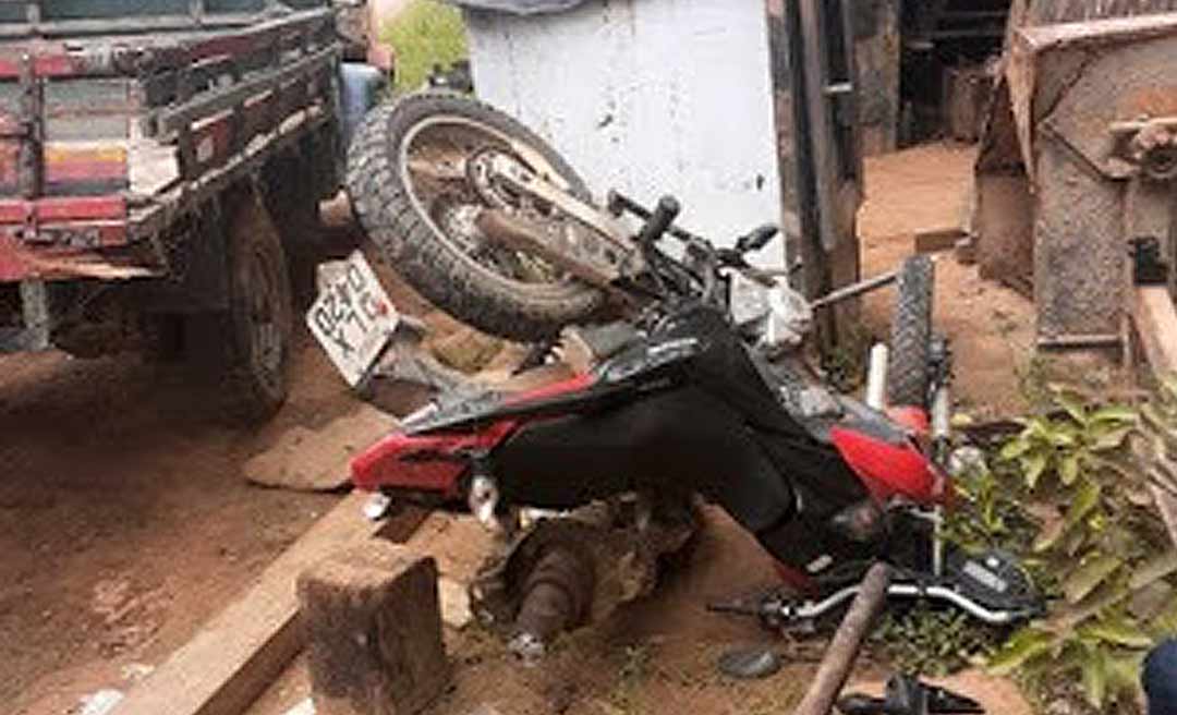 Jovem morre após colidir em eixo de caminhão deixado na frente de oficina mecânica