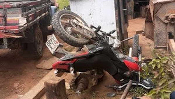 Jovem morre após colidir em eixo de caminhão deixado na frente de oficina mecânica