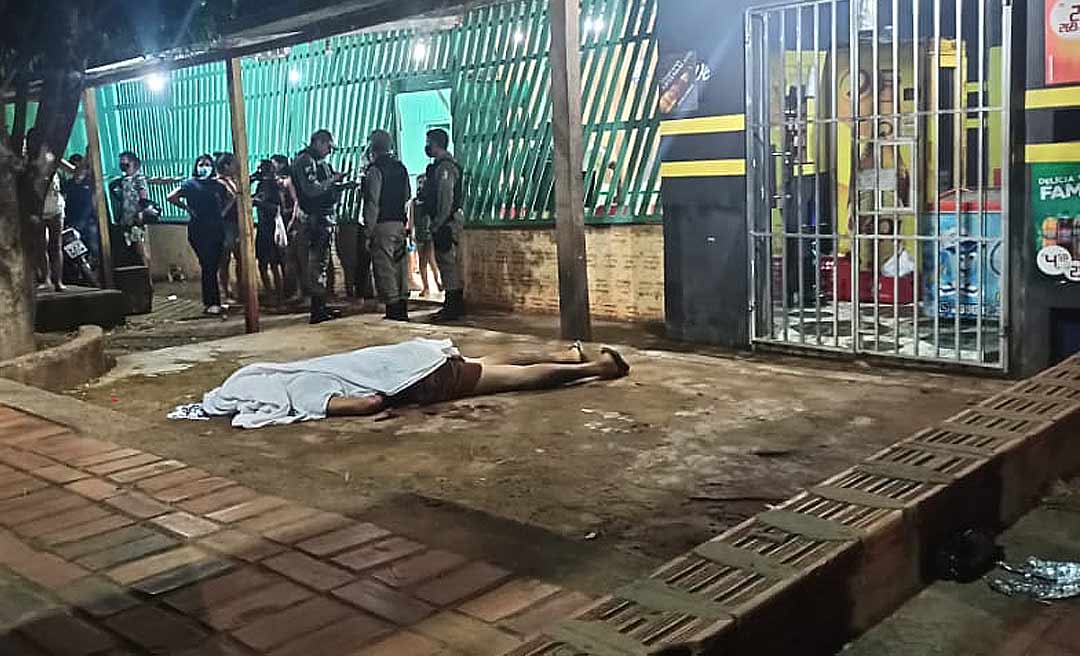 Dono de distribuidora é executado a tiros quando conversava com amigo na frente do comércio