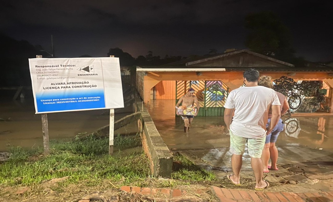 Igarapés Batista, Fundo e São Francisco transbordam e deixam famílias desalojadas no meio da madrugada 
