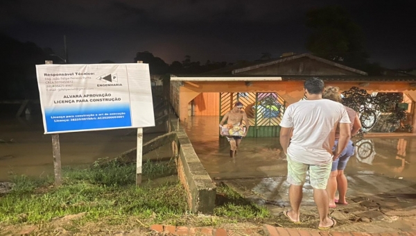 Igarapés Batista, Fundo e São Francisco transbordam e deixam famílias desalojadas no meio da madrugada 