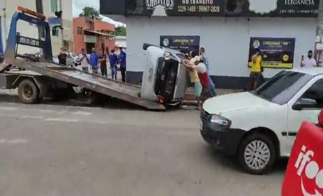 Motorista avança sinal e acaba causando acidente no cruzamento da Rio de Janeiro com a Pernambuco 