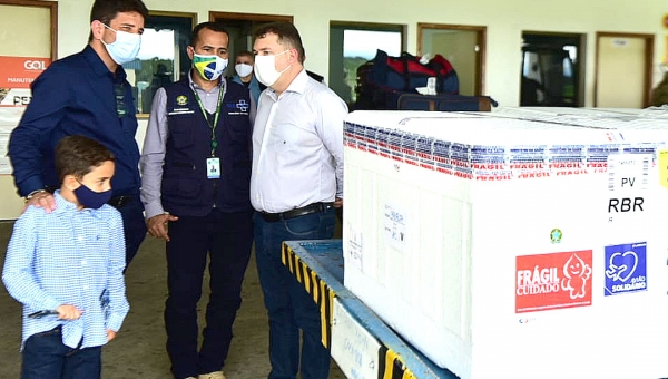 Voo comercial da Latam traz ao Acre 6, 8 mil doses da vacina Coronavac