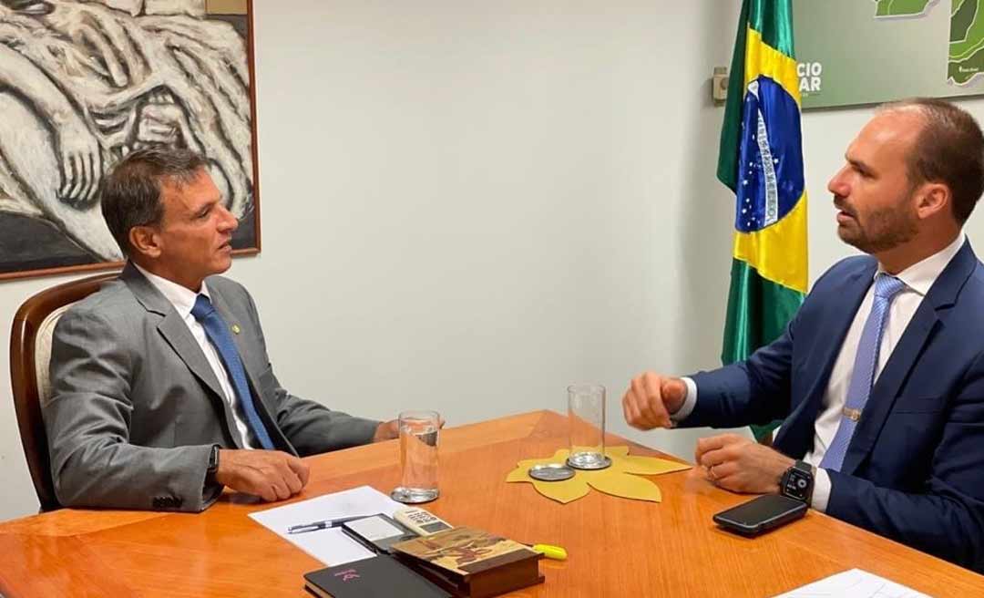 De olho em 2022, Marcio Bittar se reúne com filho de Bolsonaro e diz: “alinhar possibilidades”