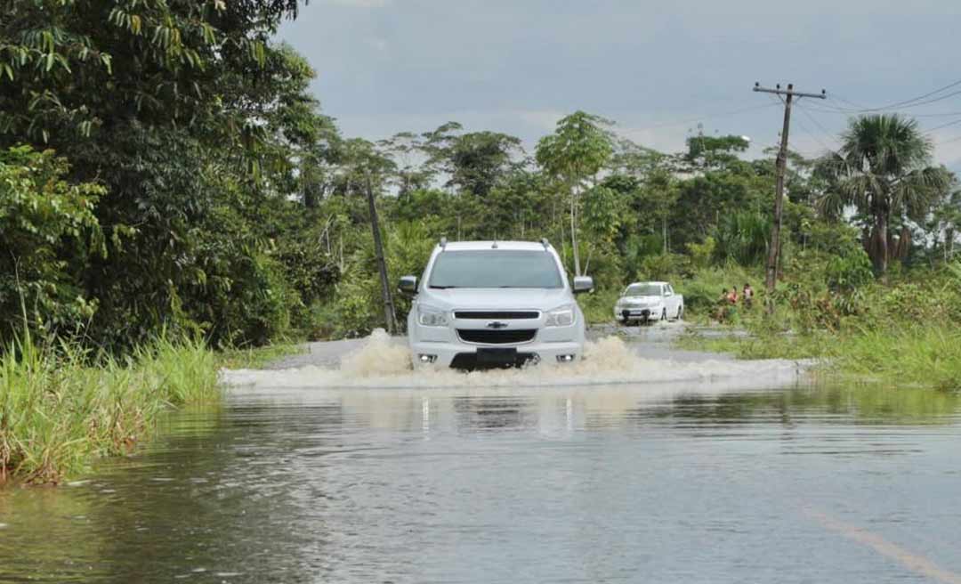 Rio transborda e alaga trecho na AC-407, entre o trevo da Vila Santa Rosa e Mâncio Lima