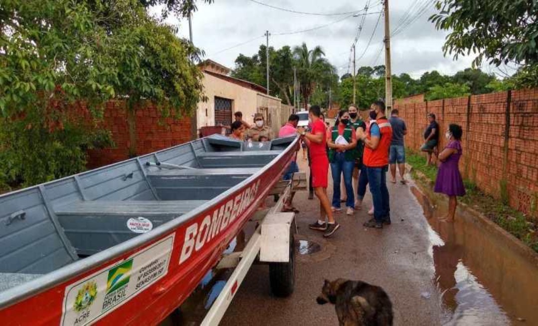 Cheia do Rio Acre: famílias começam a ser retiradas de casa na Capital