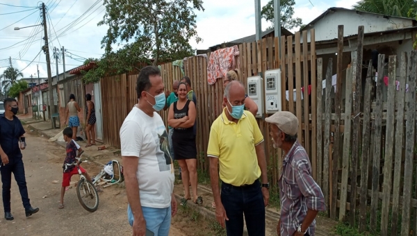 Bocalom insinua que Gladson é hipócrita ao “pousar” para fotos com desabrigados