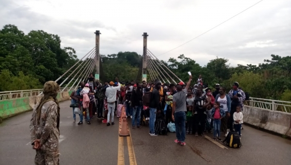 Impedidos de retornar ao Peru, imigrantes ocupam a ponte Binacional na fronteira do Acre 