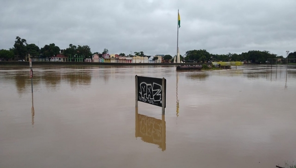 Rio Acre chega perto dos 15 metros, alaga estacionamento, quadra e ruas na Base