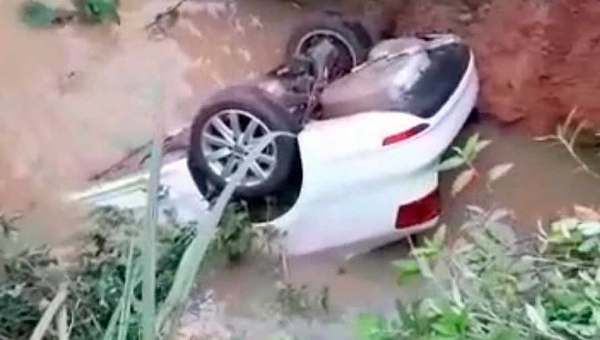 Motorista passa mal ao volante e carro vai parar dentro de bueiro, no Aeroporto Velho