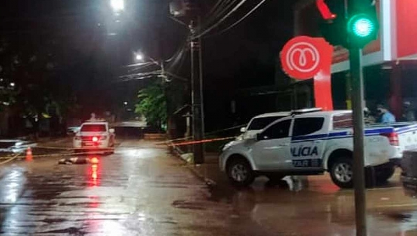 Populares encontram jovem morta em frente a drogaria na Baixada da Sobral