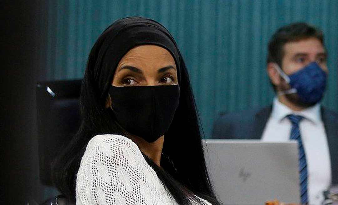 Justiça do Rio decide afastar Flordelis do cargo de deputada federal