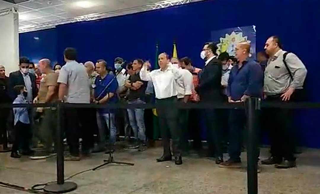 Irritado com pergunta de repórter, Bolsonaro abandona entrevista no Acre: "Acabou a coletiva"