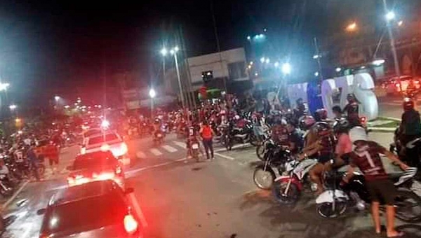 Torcida do Flamengo se aglomera em Rio Branco e Cruzeiro comemorando o título brasileiro
