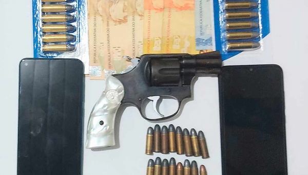Forças de segurança prendem suspeito com arma de fogo e munições