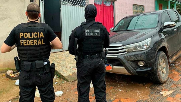 PF prende uma pessoa e investiga três comerciantes acusados de retenção de cartões de benefícios sociais