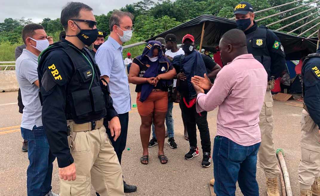 Leo de Brito acompanha situação de imigrantes em Assis Brasil e busca solução diplomática para a crise humanitária