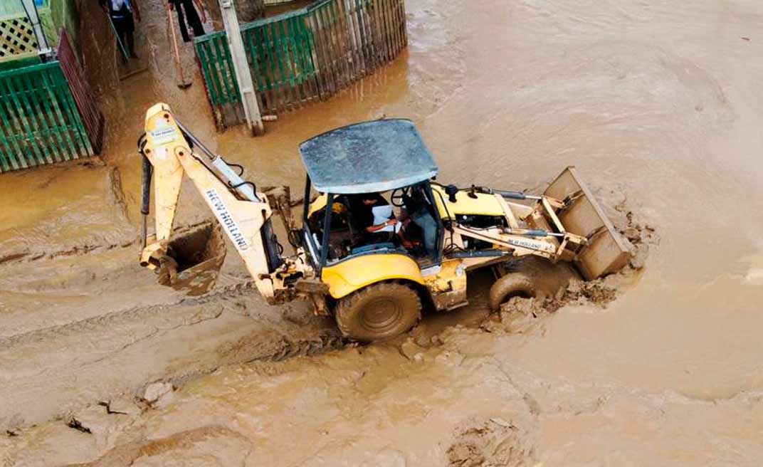 Após enchente, ruas de Rio Branco ficaram cobertas de lama e inacessíveis