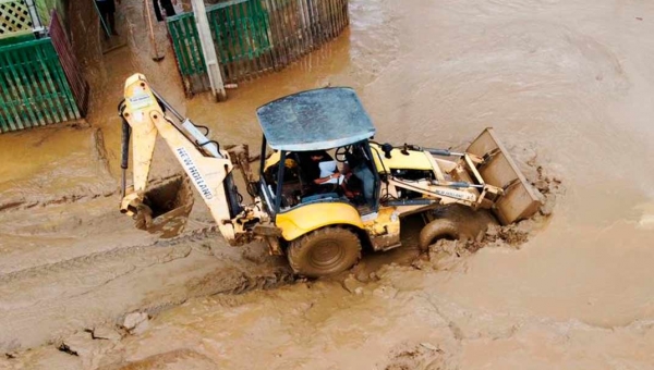 Após enchente, ruas de Rio Branco ficaram cobertas de lama e inacessíveis
