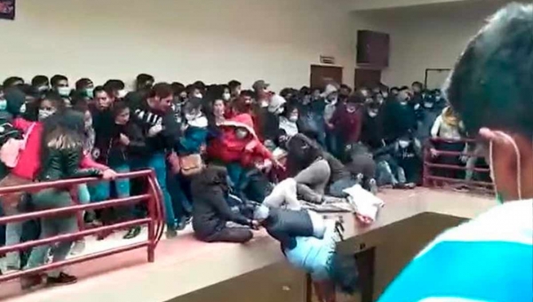 Estudantes morrem ao cair do quarto andar de universidade boliviana em La paz