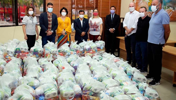 Aleac entrega mais de 3 toneladas de alimentos, roupas e materiais de limpeza para a campanha SOS Acre