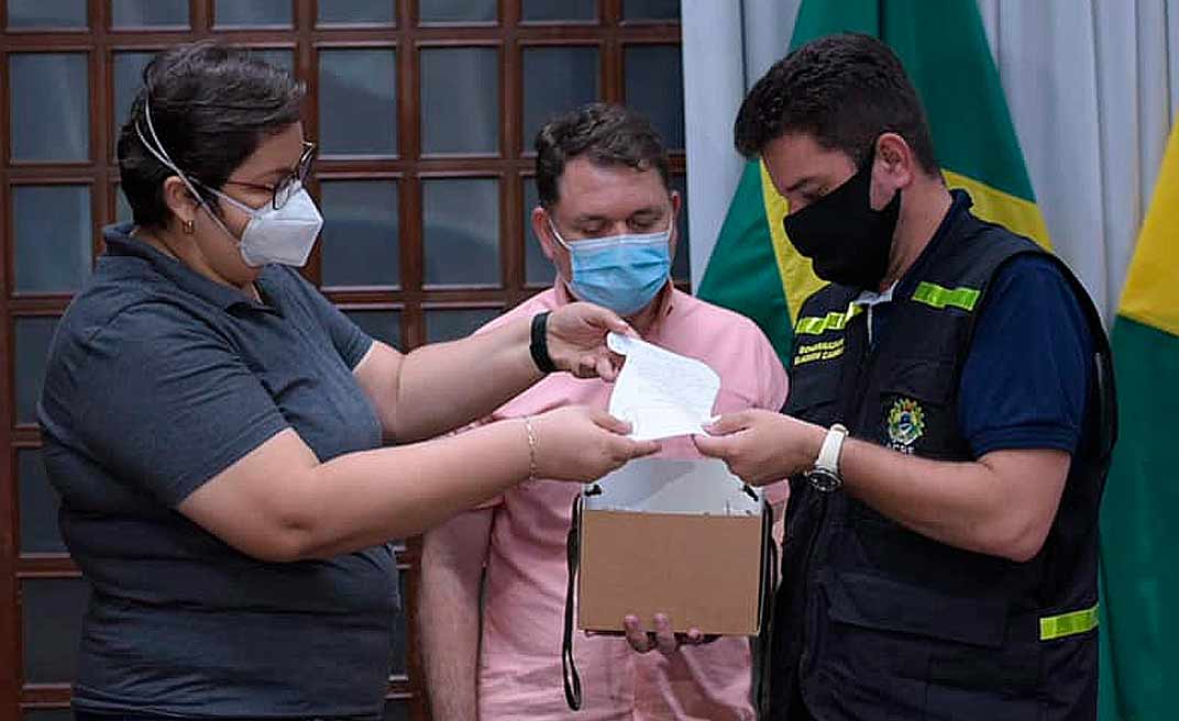 Gladson recebe homenagem de paciente do Into, curado da Covid-19