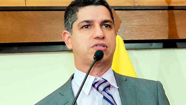 Calegário alfineta líder do governo e diz que Gladson não pode fugir da promessa do cadastro de reserva da PM