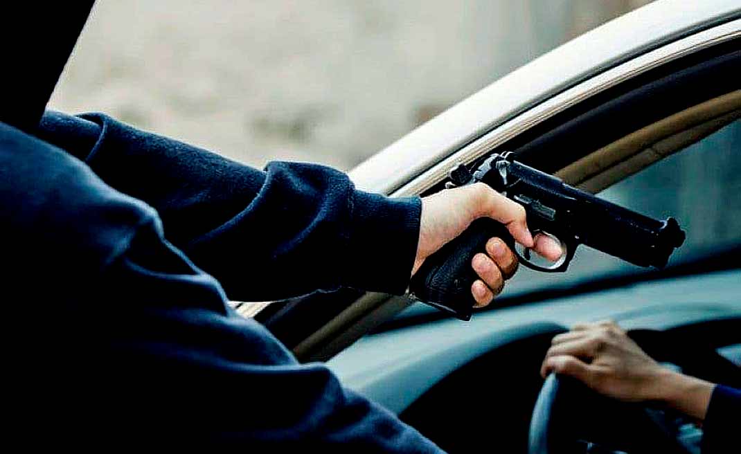 Motorista de uber é sequestrado, obrigado a dirigir para os criminosos, fica no fogo cruzado e acaba baleado