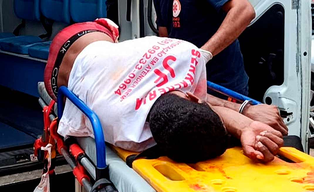 Policial reage a tiros a assalto a idoso e manda criminoso para o Pronto Socorro