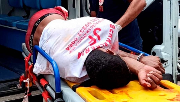 Policial reage a tiros a assalto a idoso e manda criminoso para o Pronto Socorro