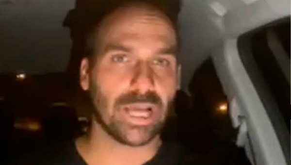 Eduardo Bolsonaro critica a "imprensa mequetrefe" que pede uso da máscara: "Enfia no rabo"