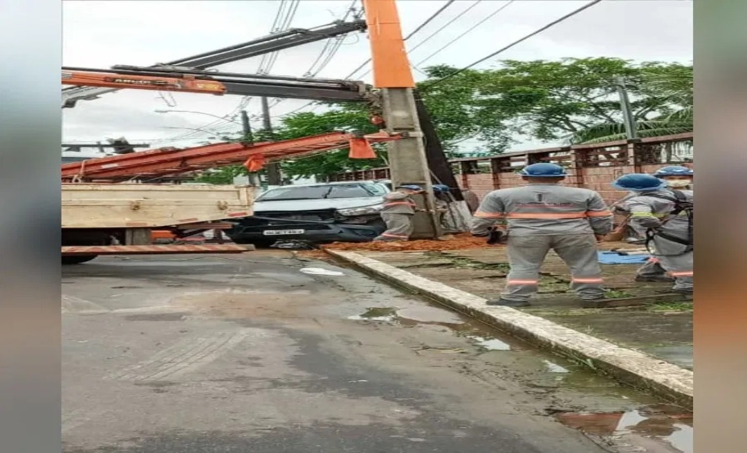 Caminhonete desgovernada atinge poste de concreto da Energisa na 25 de agosto