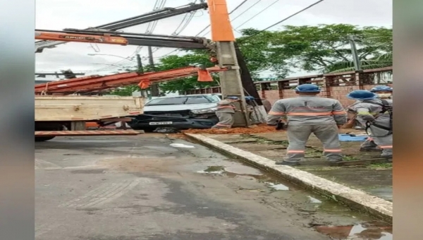 Caminhonete desgovernada atinge poste de concreto da Energisa na 25 de agosto