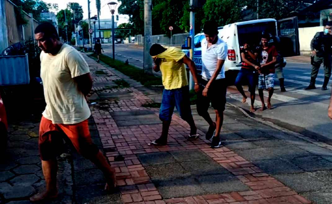 Bandido dá mole em posto de gasolina com carro roubado, é preso e entrega comparsas