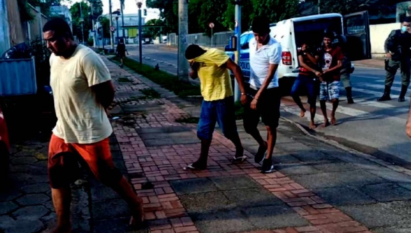 Bandido dá mole em posto de gasolina com carro roubado, é preso e entrega comparsas