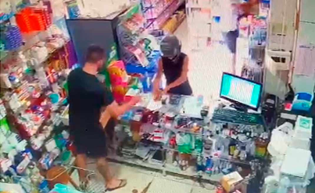 Com arma de fogo em punho, bandidos assaltam farmácia no Universitário